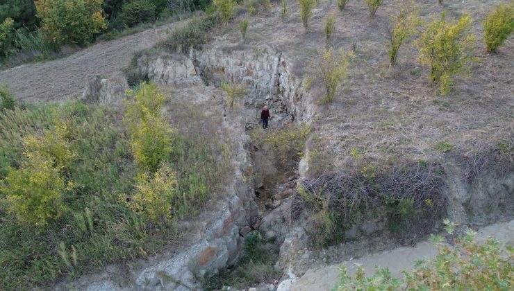 DEPREMİN İKİYE BÖLDÜĞÜ TARLA GÖRÜNTÜSÜYLE KORKUTUYOR!